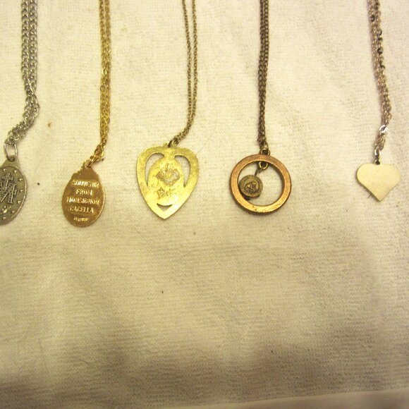 VTG RELIGIOUS PENDANTS W/CHAINS, PRICE IS EACH - Picture 7 of 10